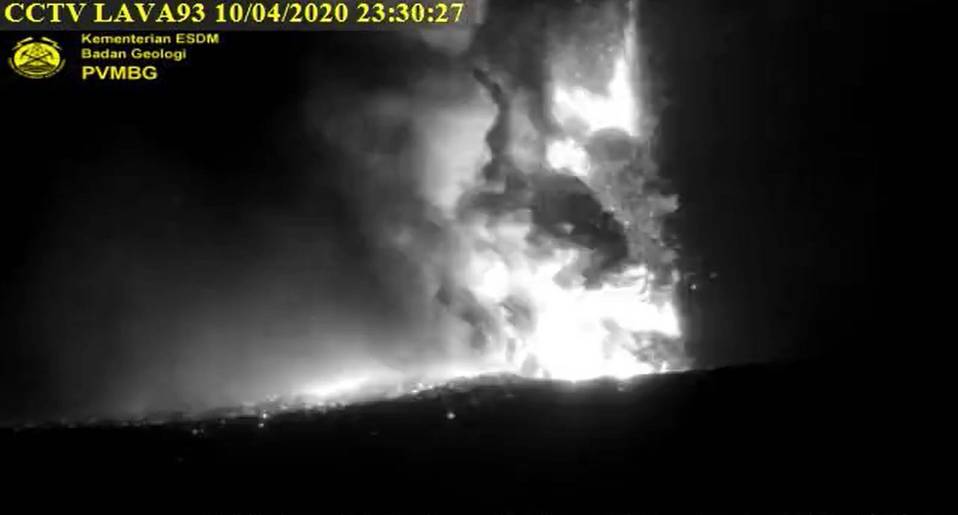 Lava fountains from Anak Krakatau this evening (image: MAGMA Indonesia webcam)