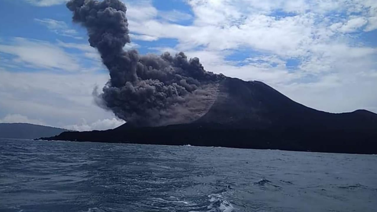  Krakatau  volcano Indonesia new explosive eruption this 