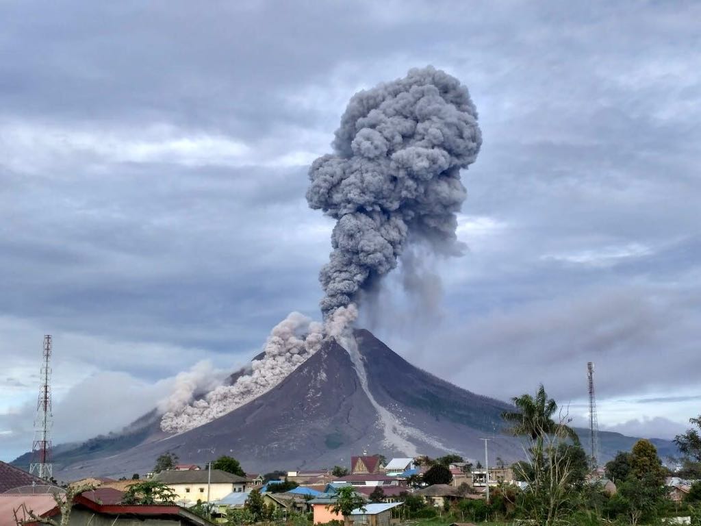 Sinabung volcano  Sumatra  Indonesia  eruption continues 
