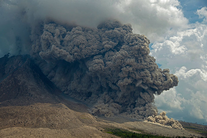 Sinabung volcano Sumatra Indonesia update pyroclastic  