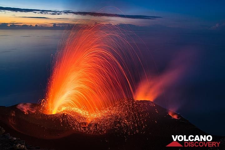 Вулкан дискавери. Стромболи вулкан. Стромболи оранж. Strombolian Eruption.